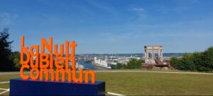 logo nuit du bien commun exposé en haut de Rouen