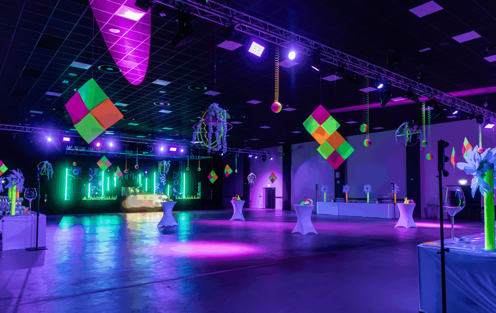 Ambiance fluo et performances artistiques