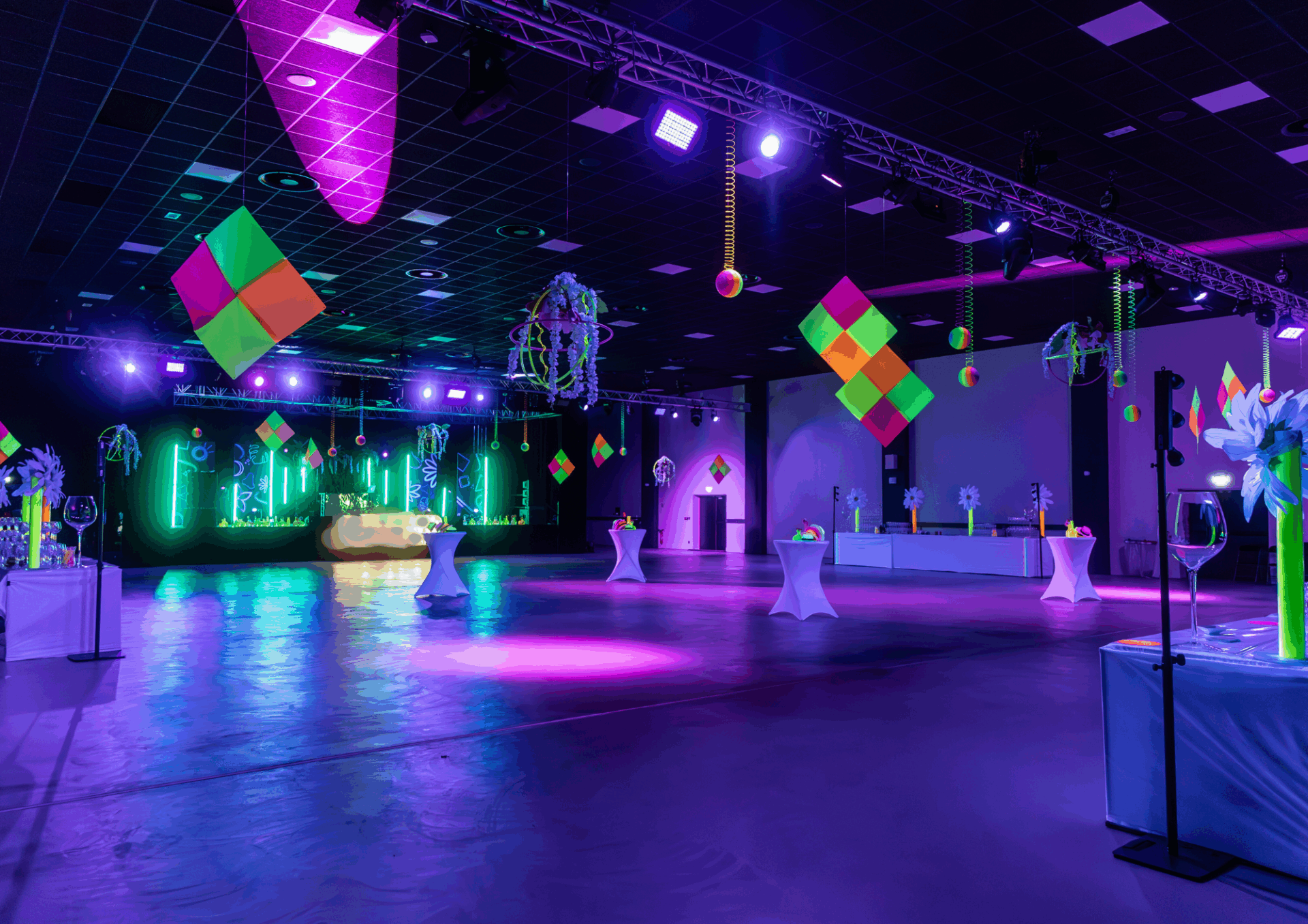 Ambiance fluo et performances artistiques