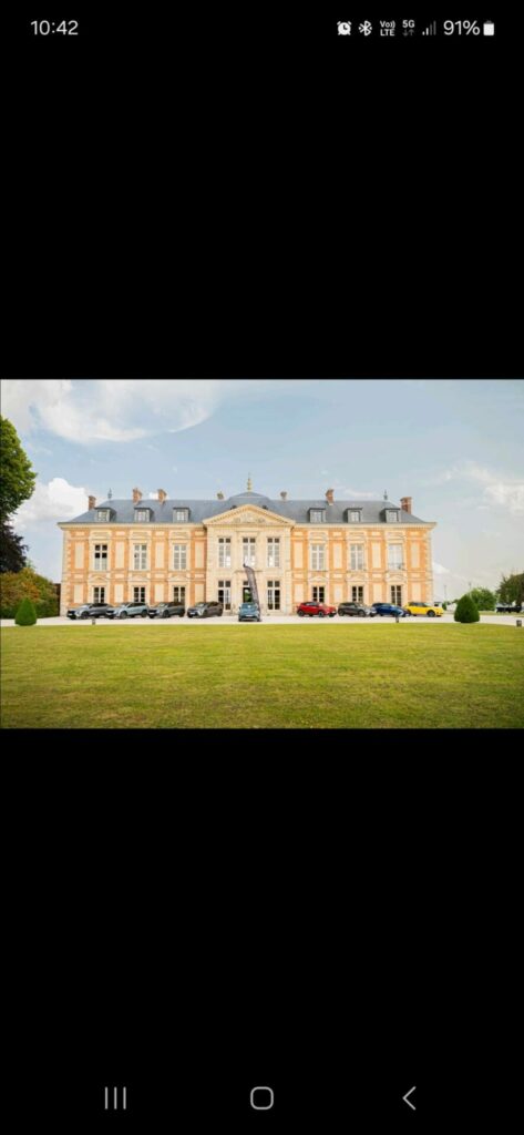 vu des voitures devant le château